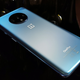 El OnePlus 7T en su versión azul. Es un tono más claro que el del OnePlus 7 Pro, pero también lo hay en gris.